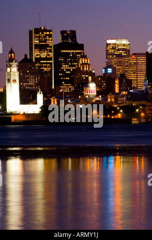 Abends Blick auf Skyline mit Altstadt von Montreal im Vordergrund, über St. Lawrence River von Île Notre-Dame, Montreal, Quebec, Kanada Stockfoto