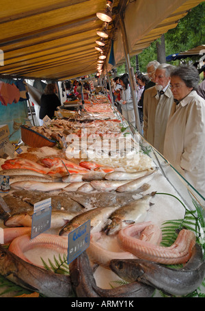 PARIS. Einen Fisch stand auf dem Sonntagsmarkt am Boulevard Richard Lenoir an der Bastille. 2007. Stockfoto