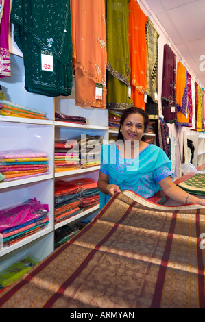 Kaufmann zeigt Sari Stoffe, Little India, Gerard Street, Toronto, Ontario, Kanada Stockfoto