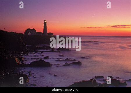 Portland Head Leuchtturm am Cape Elizabeth auf der atlantischen Küste von Maine im Dämmerlicht Stockfoto