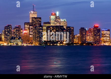 Skyline-Blick aus Toronto Islands in der Dämmerung, Toronto, Ontario, Kanada Stockfoto