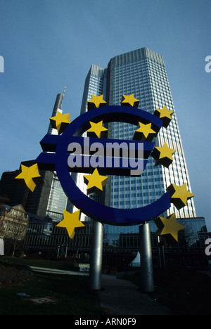 Euro-Symbol vor dem ehemaligen Hauptsitz der Europäischen Zentralbank Frankfurt Stockfoto