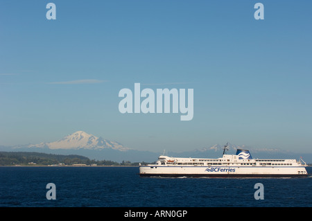 C Klasse BC Ferry mit Mt Baker im Hintergrund nähert sich Tsawwassen Terminal, Tsawwassen, British Columbia, Kanada. Stockfoto