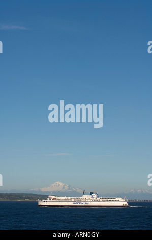 C Klasse BC Ferry mit Mt Baker im Hintergrund nähert sich Tsawwassen Terminal, Tsawwassen, British Columbia, Kanada. Stockfoto