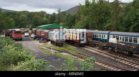 Eine Sammlung von alten Museumseisenbahn Kutschen und Wagen in das Abstellgleis, die darauf warten, wieder hergestellt werden. Wales. VEREINIGTES KÖNIGREICH. Stockfoto