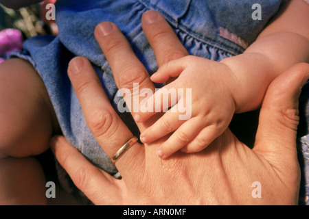 Baby Hand auf Hand des Vaters Stockfoto
