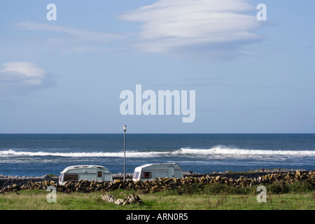 Wohnwagen. Doolin. Seelandschaft. Westküste Irlands. Der Burren. County Clare. Blauer Himmel. Sommer Stockfoto