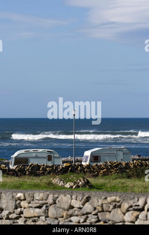 Wohnwagen. Doolin. Westküste Irlands. Burren. County Clare. Trockenmauer. Blauer Himmel. Sommer. Stockfoto