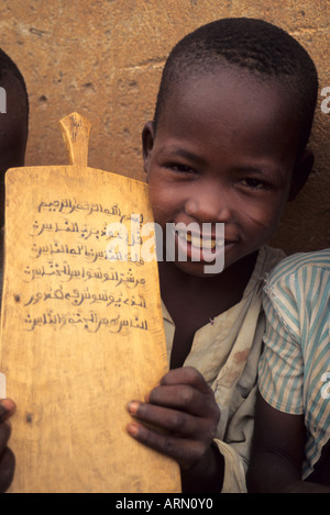 Zinder, Niger, Westafrika. Hausa-Boy mit Koran Gebet Board. Stockfoto