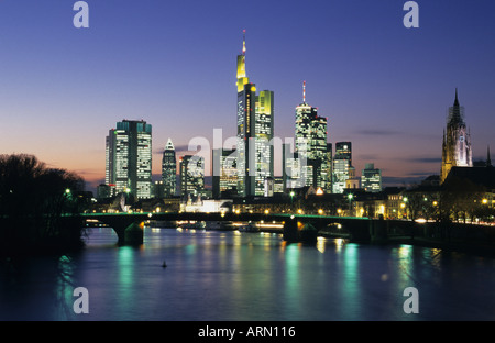 Skyline von Frankfurt Mains Abend Stockfoto