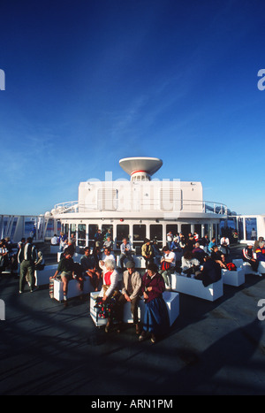 Passagiere auf dem Deck eines Schiffes BC Ferry Geist Klasse zwischen Tsawwassen und Swartz Bay, Vancouver Island, British Columbia, Stockfoto