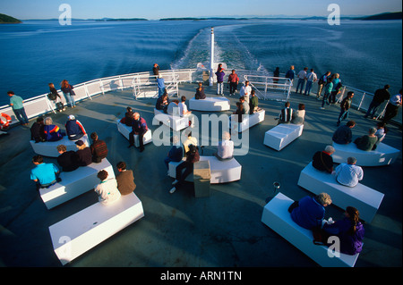 Passagiere auf dem Deck eines Schiffes BC Ferry Geist Klasse zwischen Tsawwassen und Swartz Bay, Vancouver Island, British Columbia, Stockfoto