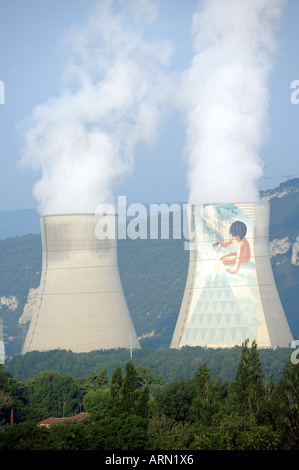 Kühltürme im Cruas-Meysse Kernkraftwerk, Ardeche, Frankreich. NUR ZUR REDAKTIONELLEN VERWENDUNG Stockfoto