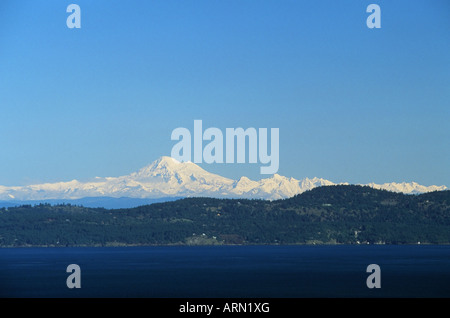 Blick auf Mt. Baker von Mt. Douglas, Vancouver Island, British Columbia, Kanada. Stockfoto