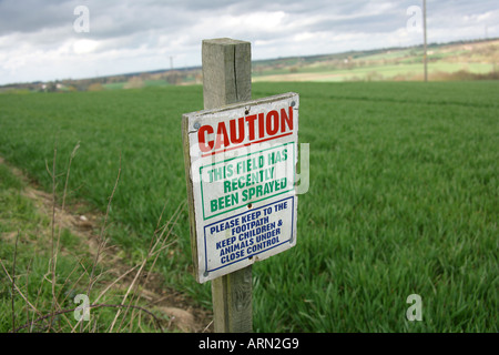 Zeichen am Rand eines Feldes Warnung der Öffentlichkeit Pestizide verwenden, Essex, England, UK. Stockfoto