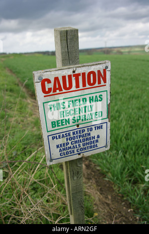 Zeichen am Rand eines Feldes Warnung der Öffentlichkeit Pestizide verwenden, Essex, England, UK. Stockfoto