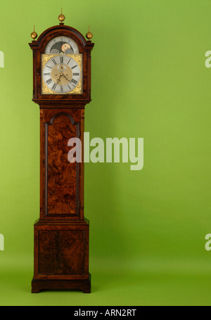 Walnuss-Standuhr mit Mondphase. Stockfoto