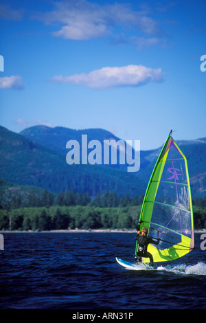 Windsurfer am Nitnat-See, Vancouver Island, British Columbia, Kanada. Stockfoto