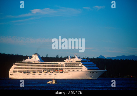 Passagier Kreuzfahrtschiff in Johnstone Stait, in der Nähe von Campbell River, Quadra Island hinter, Britisch-Kolumbien, Kanada. Stockfoto