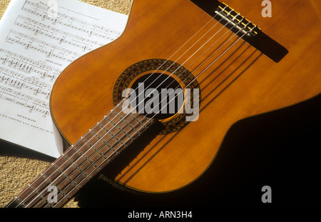 Klassische Gitarre und Noten Stockfoto
