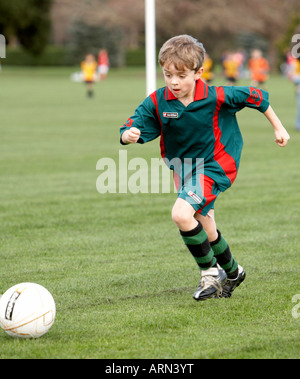 Young Sport Person 7 laufen, den Ball im Fußball Spiel Stockfoto