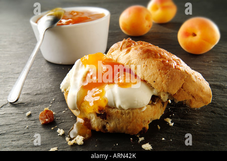 Traditionelle britische süße Scones, Sahne und Aprikosenmarmelade Stockfoto