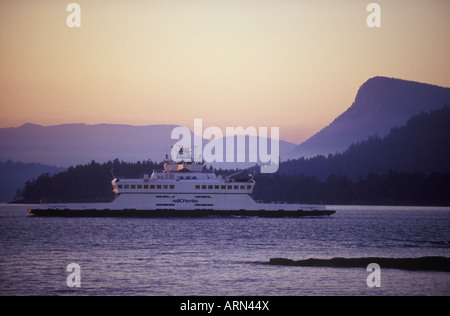 BC Fähre auf dem Weg zum Hafen von Fulford, Saltspring Island von Swartz Bay, in der Nähe von Victoria an der Dämmerung, Britisch-Kolumbien, Kanada. Stockfoto