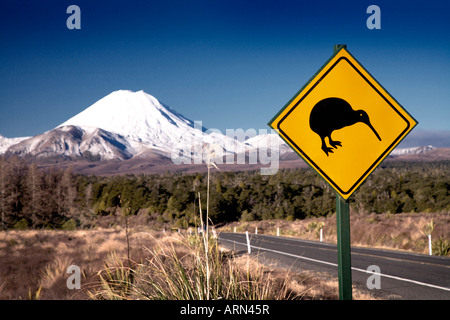 Kiwi-Verkehrsschild mit Mount Ngauruhoe im Hintergrund im Tongariro National park Stockfoto