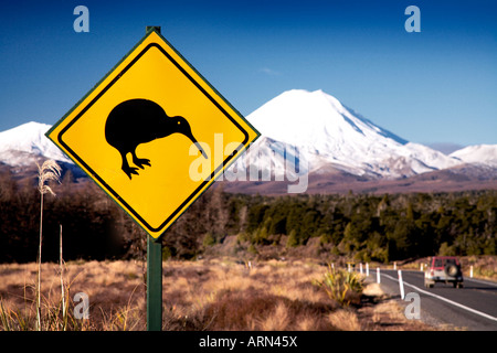 Kiwi-Verkehrsschild mit Mount Ngauruhoe im Hintergrund im Tongariro National park Stockfoto