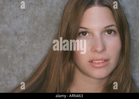 Porträt der hübsche junge Frau in t-Shirt Stockfoto