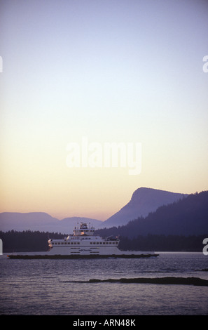 BC Fähre auf dem Weg zum Hafen von Fulford, Saltspring Island von Swartz Bay, in der Nähe von Victoria an der Dämmerung, Britisch-Kolumbien, Kanada. Stockfoto