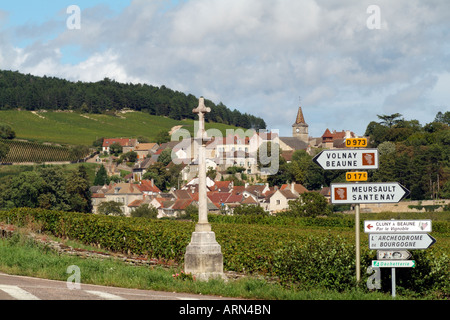 Verkehrszeichen und religiöse Kreuz an Monthelie in der Weinregion Burgund in der Nähe von Beaune, Frankreich Stockfoto