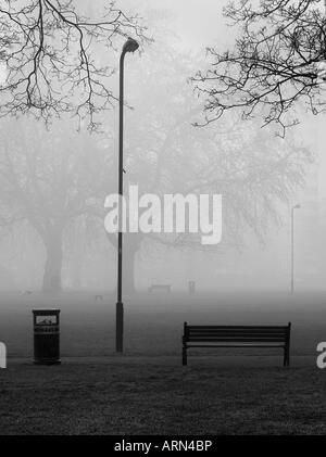 Nebeliger Morgen auf London Fields Stockfoto