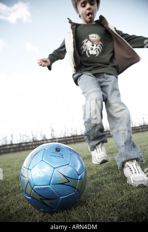 Junge mit knockabout im Garten mit dem Fußball Stockfoto