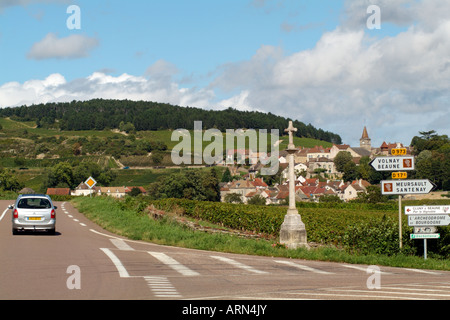 Verkehrszeichen und religiöse Kreuz an Monthelie in der Weinregion Burgund in der Nähe von Beaune, Frankreich Stockfoto