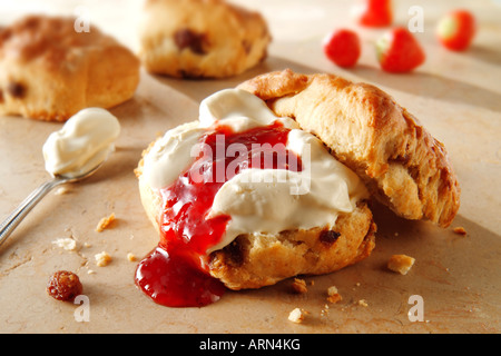 Traditionelle britische süße Scones, Sahne und Marmelade Stockfoto