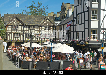 Die Shambles, Manchester, England zeigt Menschen draußen genießen den Sonnenschein entspannen Stockfoto