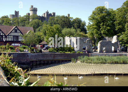 Historische Stadt Arundel, West Sussex, auf dem Fluss Arun.Arundel Schloß im Hintergrund. Stockfoto