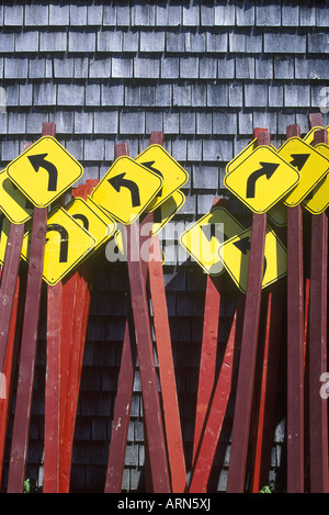 Kurve vor Wegweiser gebündelt zusammen gegen Zedern Holzschindeln Wand, Britisch-Kolumbien, Kanada. Stockfoto