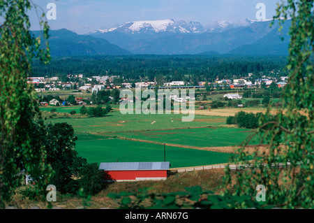 Comox Valley View, Courtney mit Comox Gletscher, Vancouver Island, British Columbia, Kanada. Stockfoto