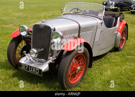 Ein klassischer Sänger Le Mans Auto stand auf dem Rasen Stockfoto