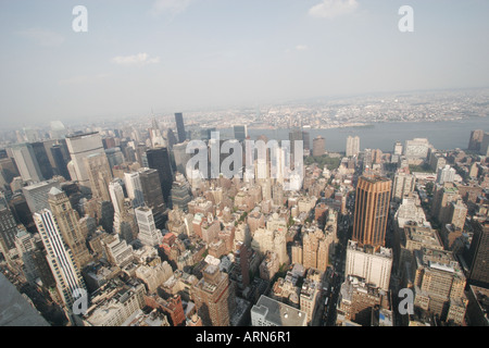 Blick von oben auf dem Empire State Building blickt über North East Manhattan Mid-Town, East River, Queens Stockfoto