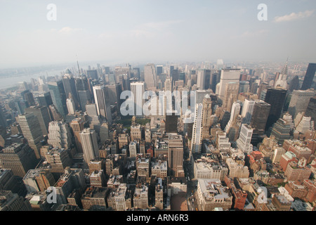 Blick von oben auf das Empire State Building in Blickrichtung Nord Manhattan und oberen Mid-Town. Stockfoto