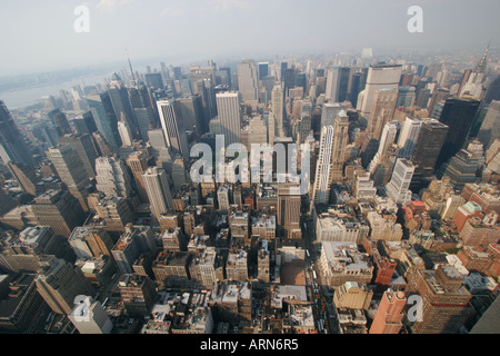 Blick von oben auf das Empire State Building in Blickrichtung Nord Manhattan und oberen Mid-Town. Stockfoto