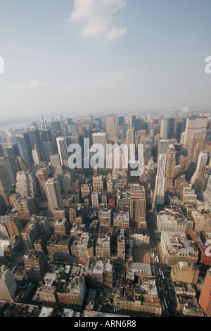 Blick von oben auf das Empire State Building in Blickrichtung Nord Manhattan und oberen Mid-Town. Stockfoto