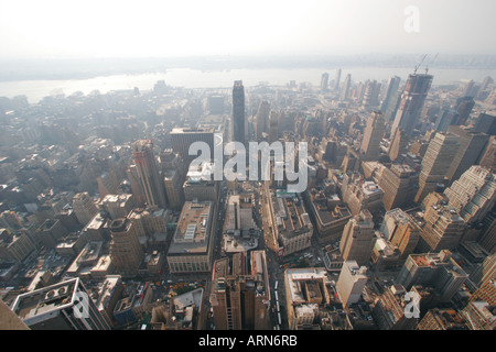 Formular anzeigen oben auf dem Empire State Building in Manhattan in Richtung Westen und New Jersey über den Hudson River. Stockfoto