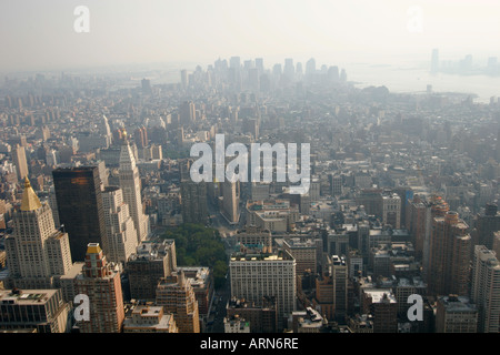 Im Sommer blickt man von der Spitze des Empire State Building nach Süden in Richtung Manhattans Finanzviertel. Stockfoto