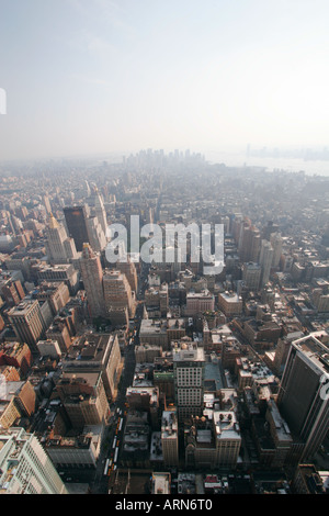 Blick nach Süden von der Spitze des Empire State Buliding gegenüber Manhattans Financial District in den Sommermonaten. Stockfoto