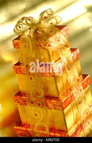 Stapel von verpacktes Geschenk-Boxen für präsentiert Stockfoto
