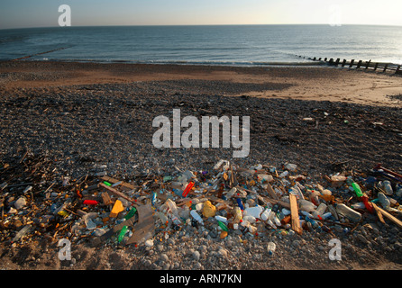 Müll und Abfall übersät ist, am Strand bei Ebbe Stockfoto